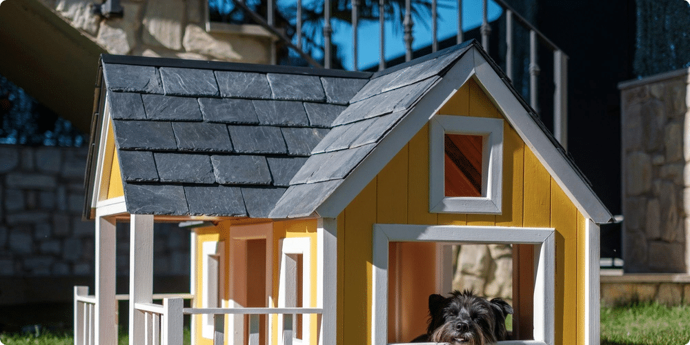 Les meilleurs matériaux pour concevoir des niches adaptées aux petits chiens